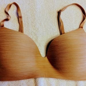 Victoria Secret 38C No wire lined bra GUC. Wore 1 time.